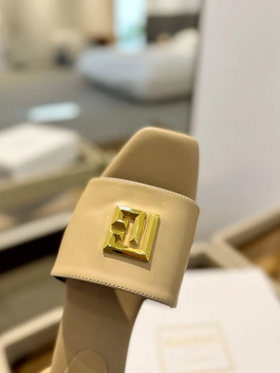 Balmain 2024春夏ベージュフラットビーチサンダル - 画像 (8)