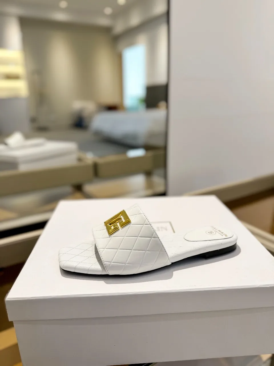 Balmain ホワイト ファッション ビーチサンダル 2024