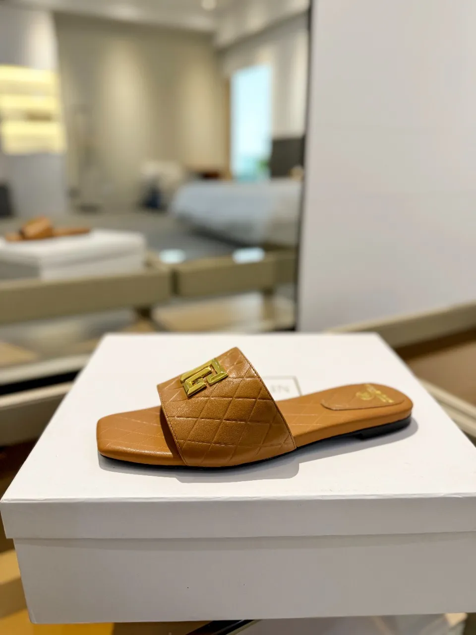 Balmain 2024春夏新作ブラウンビーチサンダル