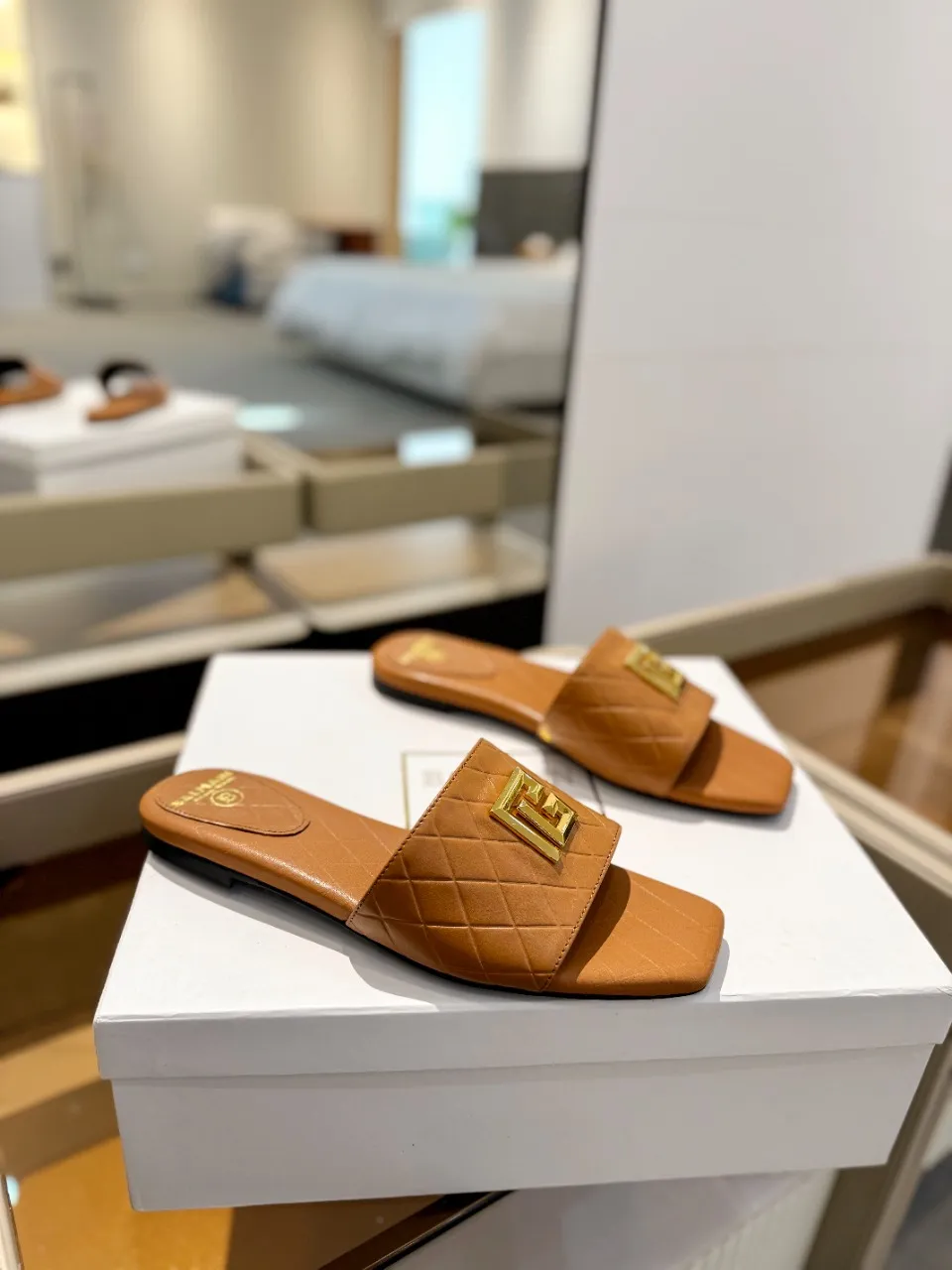 Balmain 2024春夏新作ブラウンビーチサンダル - 画像 (3)