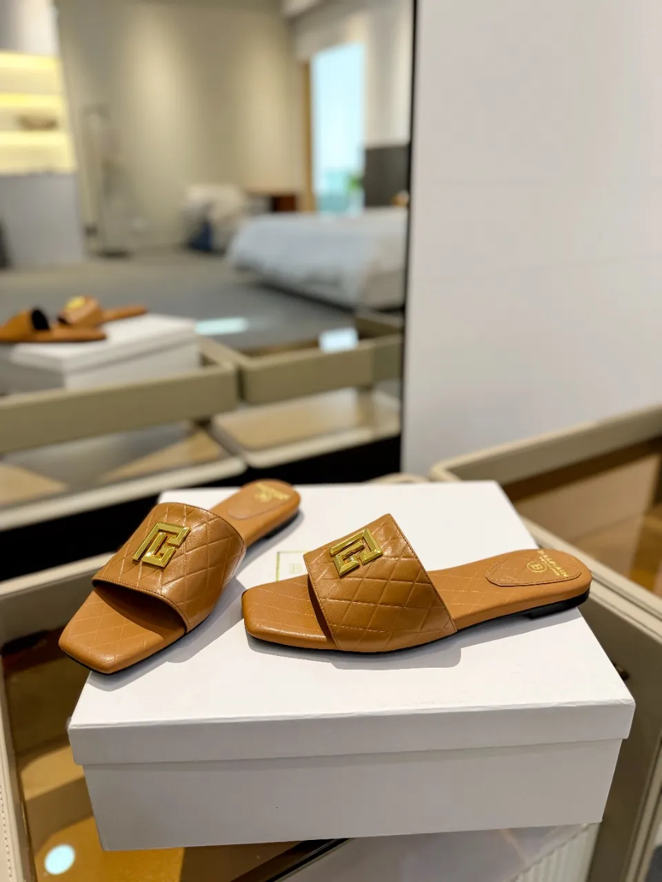 Balmain 2024春夏新作ブラウンビーチサンダル - 画像 (4)