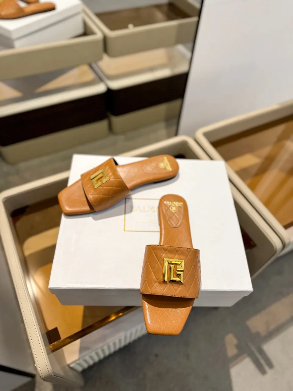 Balmain 2024春夏新作ブラウンビーチサンダル - 画像 (5)