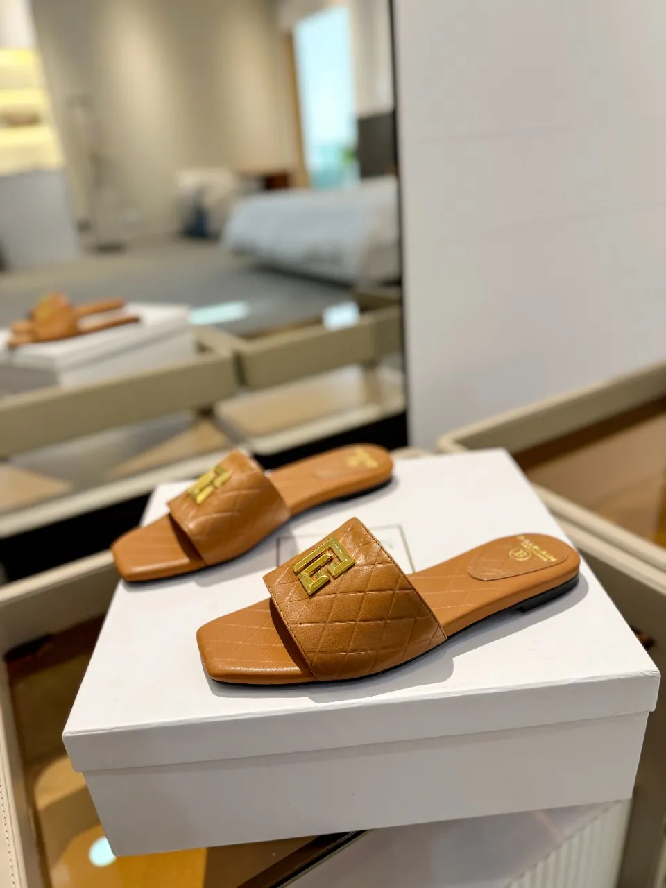 Balmain 2024春夏新作ブラウンビーチサンダル - 画像 (7)