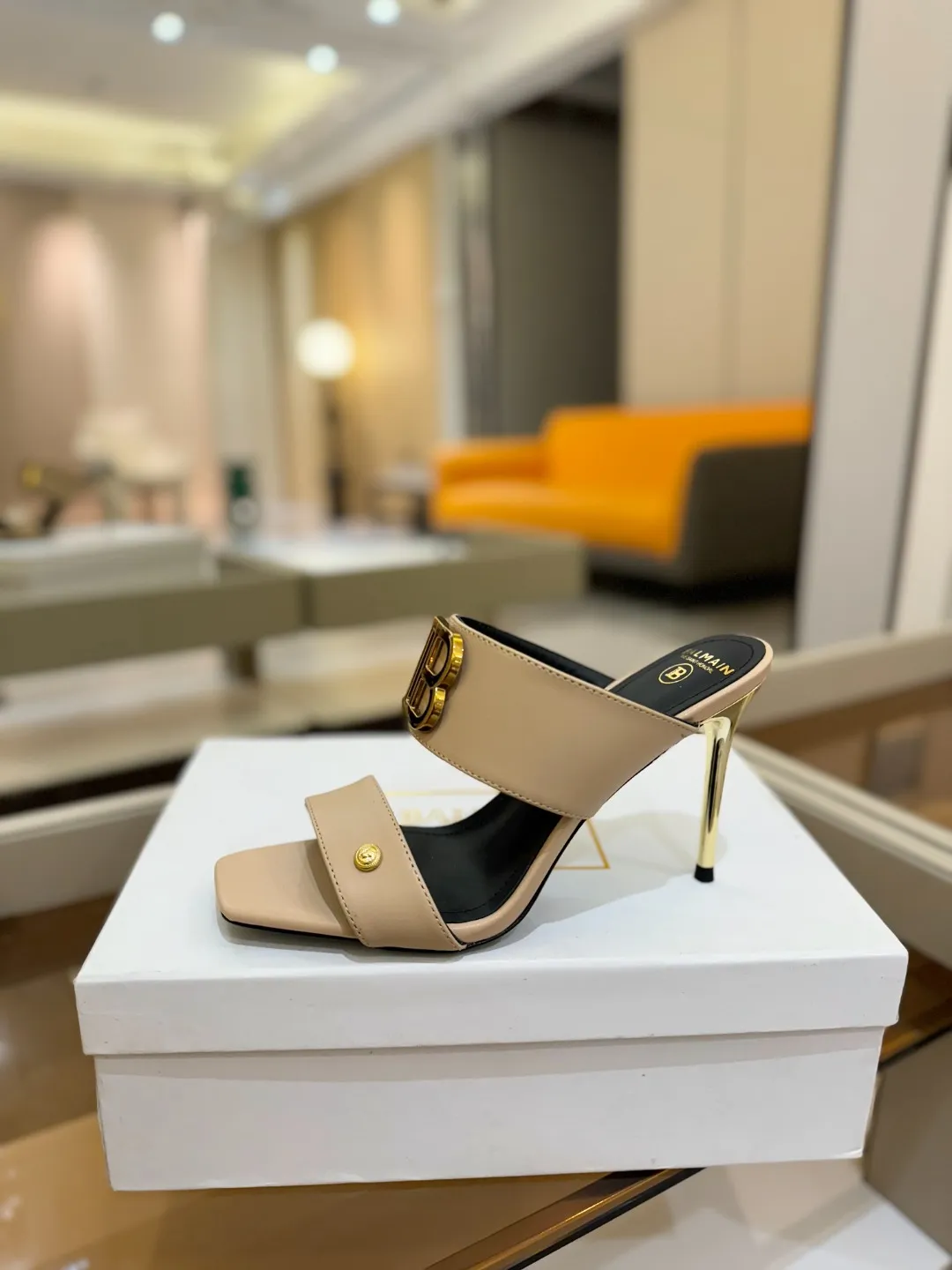 Balmain 2025春夏金属バックルベージュハイヒールスリッパ