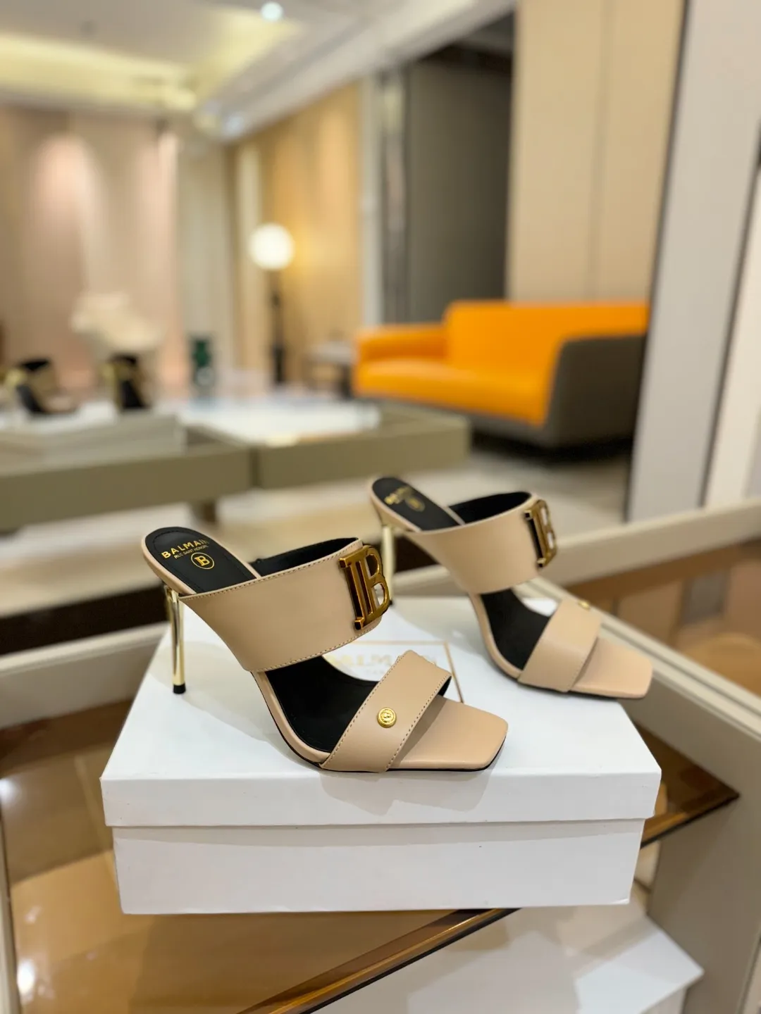 Balmain 2025春夏金属バックルベージュハイヒールスリッパ - 画像 (3)