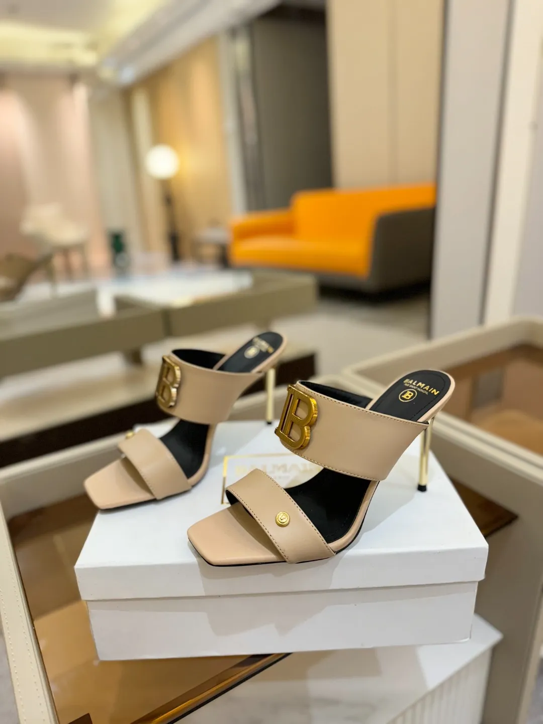 Balmain 2025春夏金属バックルベージュハイヒールスリッパ - 画像 (4)
