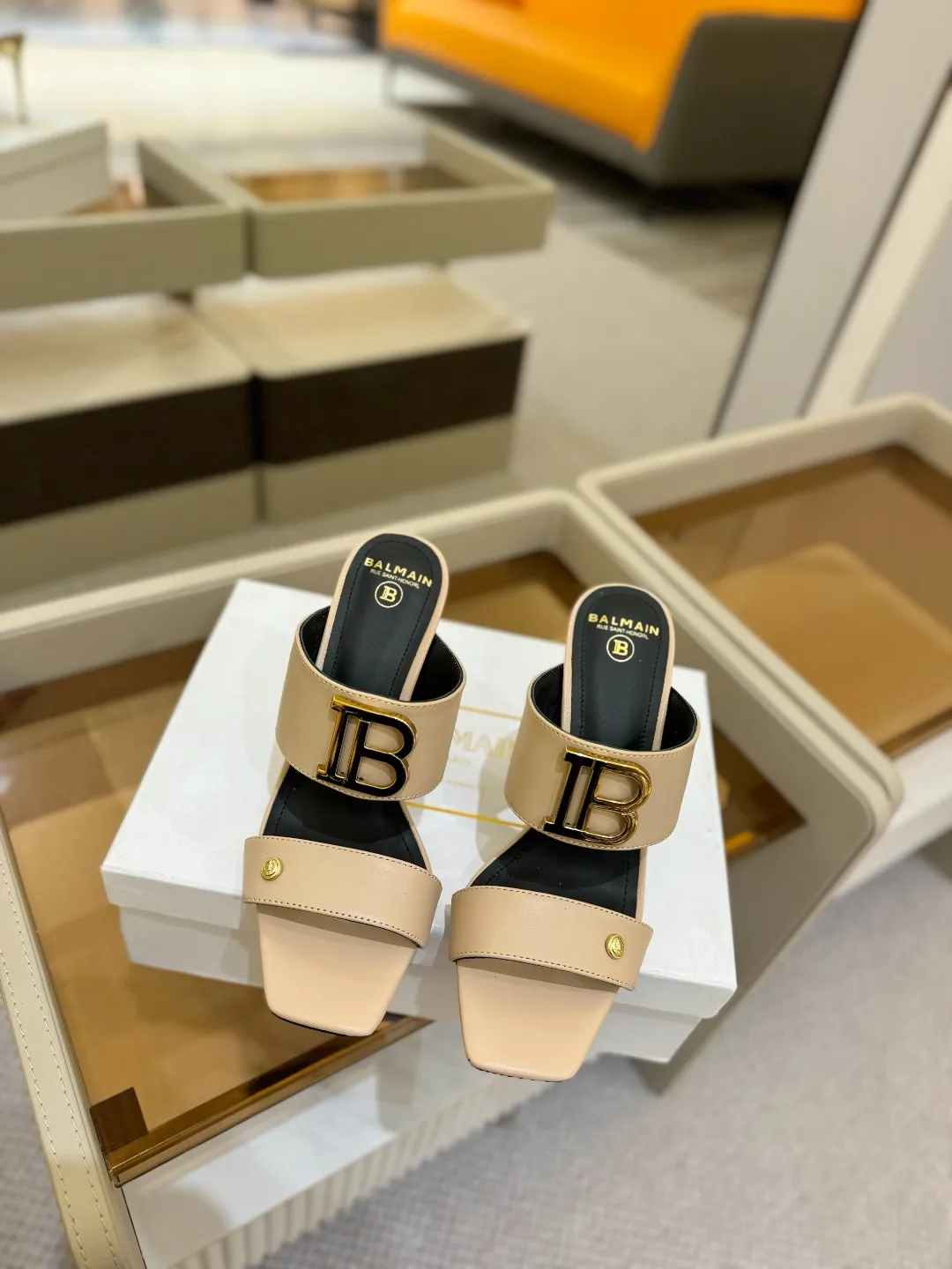 Balmain 2025春夏金属バックルベージュハイヒールスリッパ - 画像 (5)