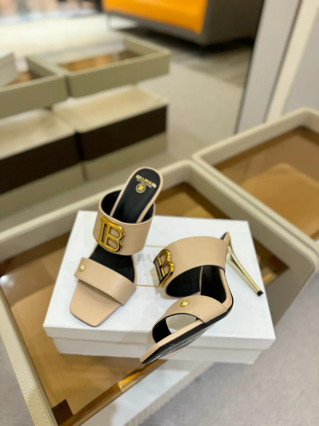 Balmain 2025春夏金属バックルベージュハイヒールスリッパ - 画像 (6)