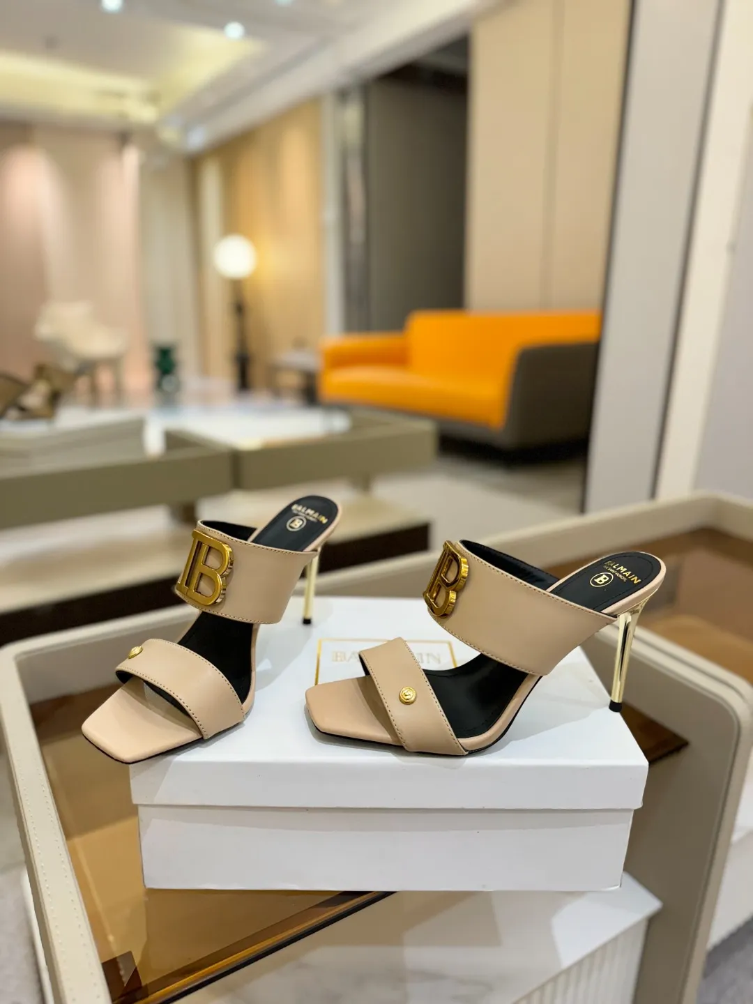 Balmain 2025春夏金属バックルベージュハイヒールスリッパ - 画像 (7)