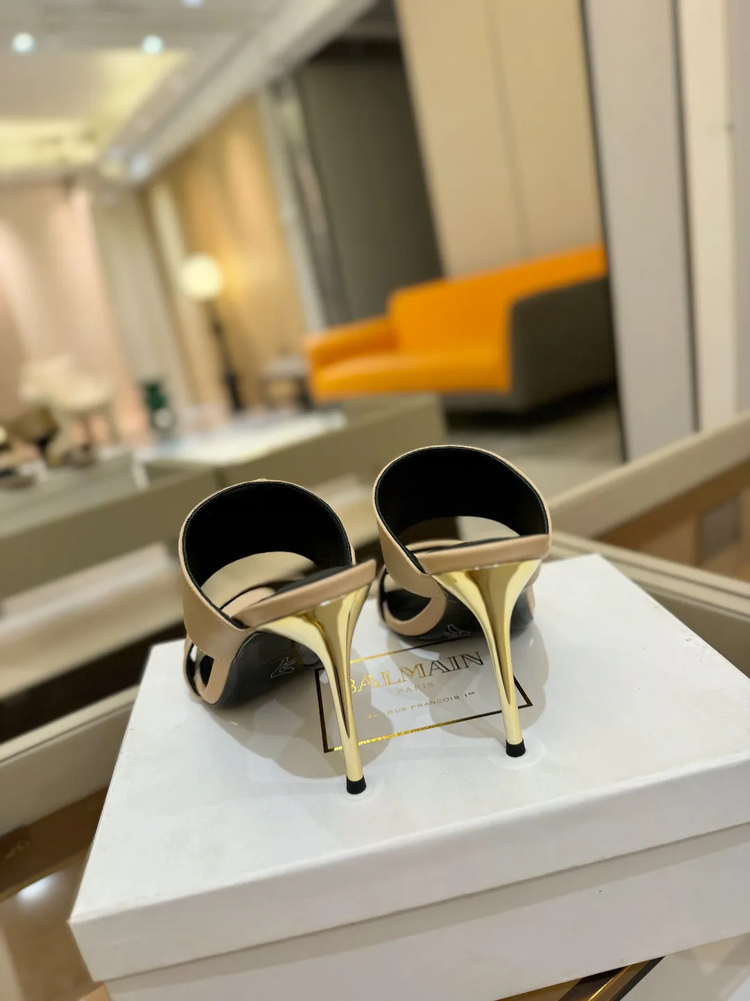 Balmain 2025春夏金属バックルベージュハイヒールスリッパ - 画像 (8)