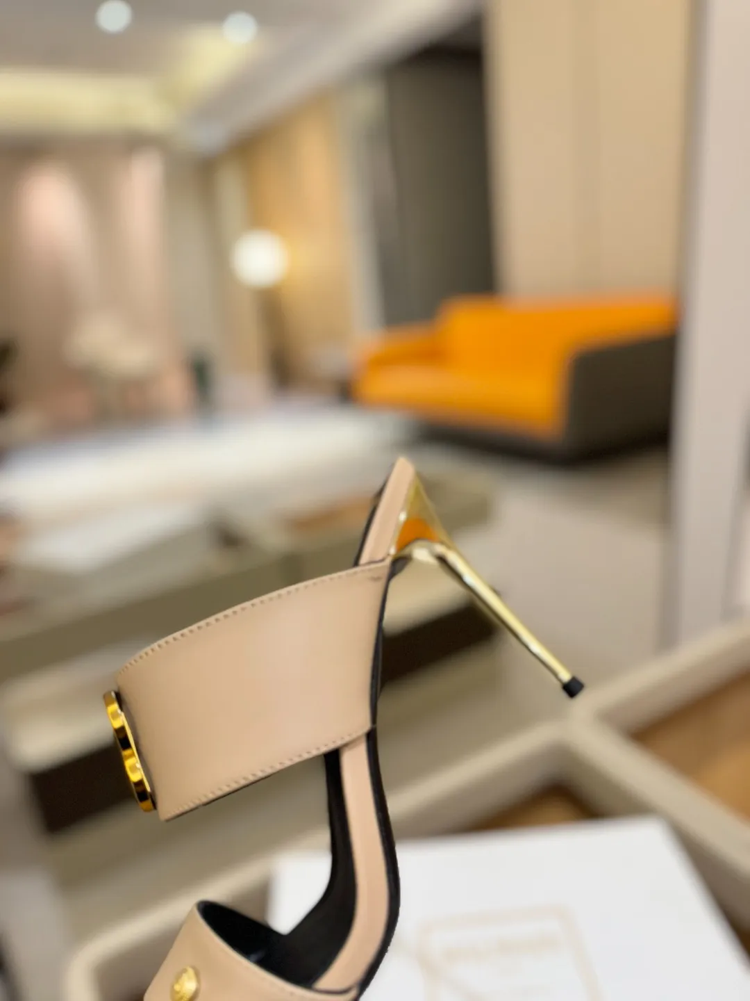 Balmain 2025春夏金属バックルベージュハイヒールスリッパ - 画像 (9)