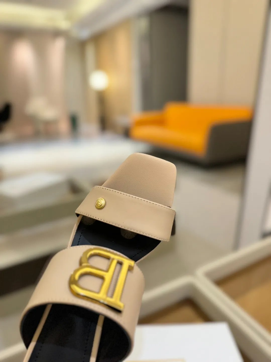 Balmain 2025春夏金属バックルベージュハイヒールスリッパ - 画像 (10)