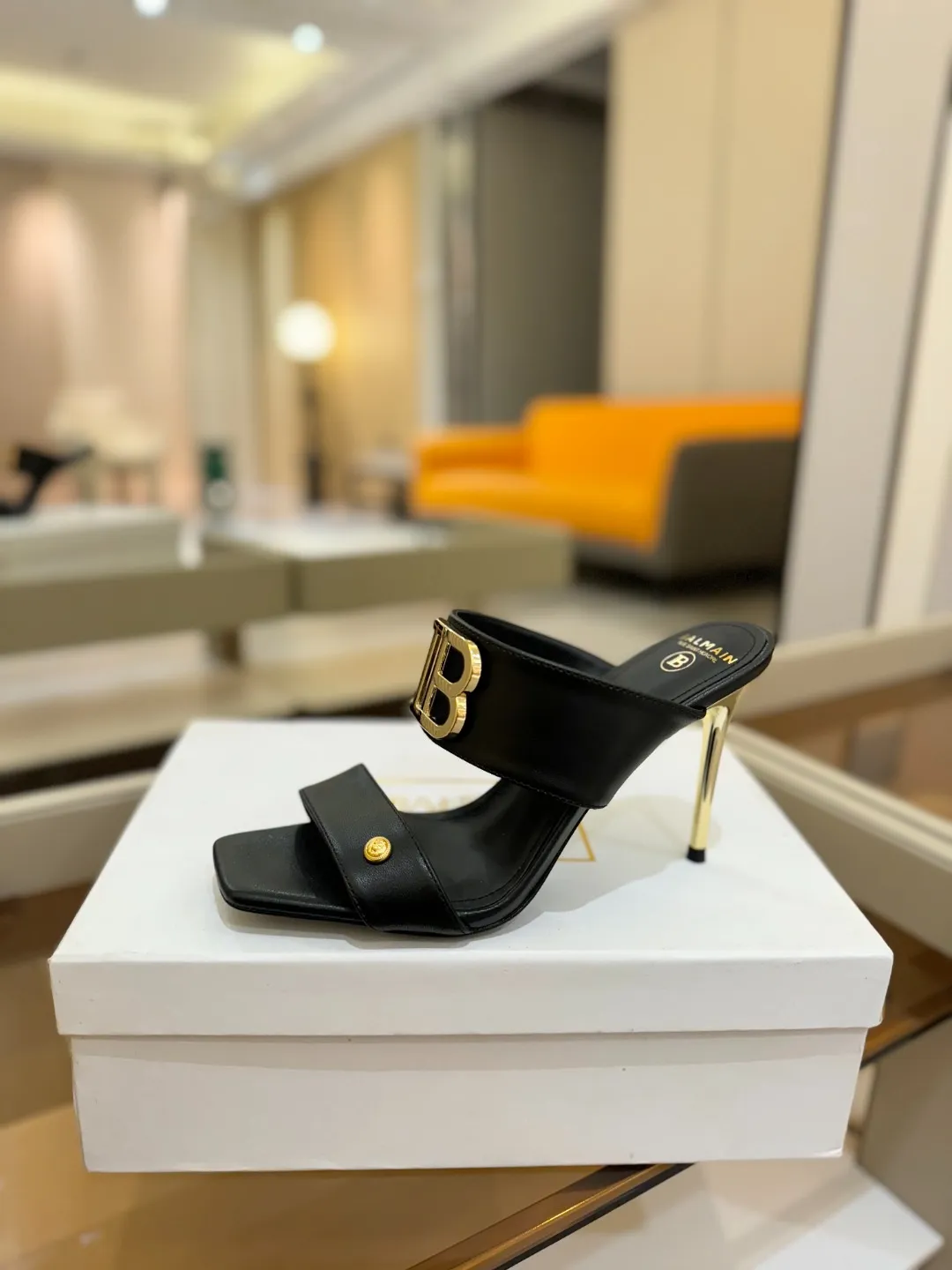 Balmain 2025春夏金属バックル黒ハイヒールのスリッパ