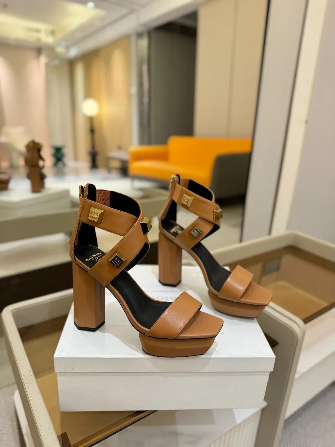 ピエールバルマン 茶色 ファッションハイヒールサンダル - 画像 (3)