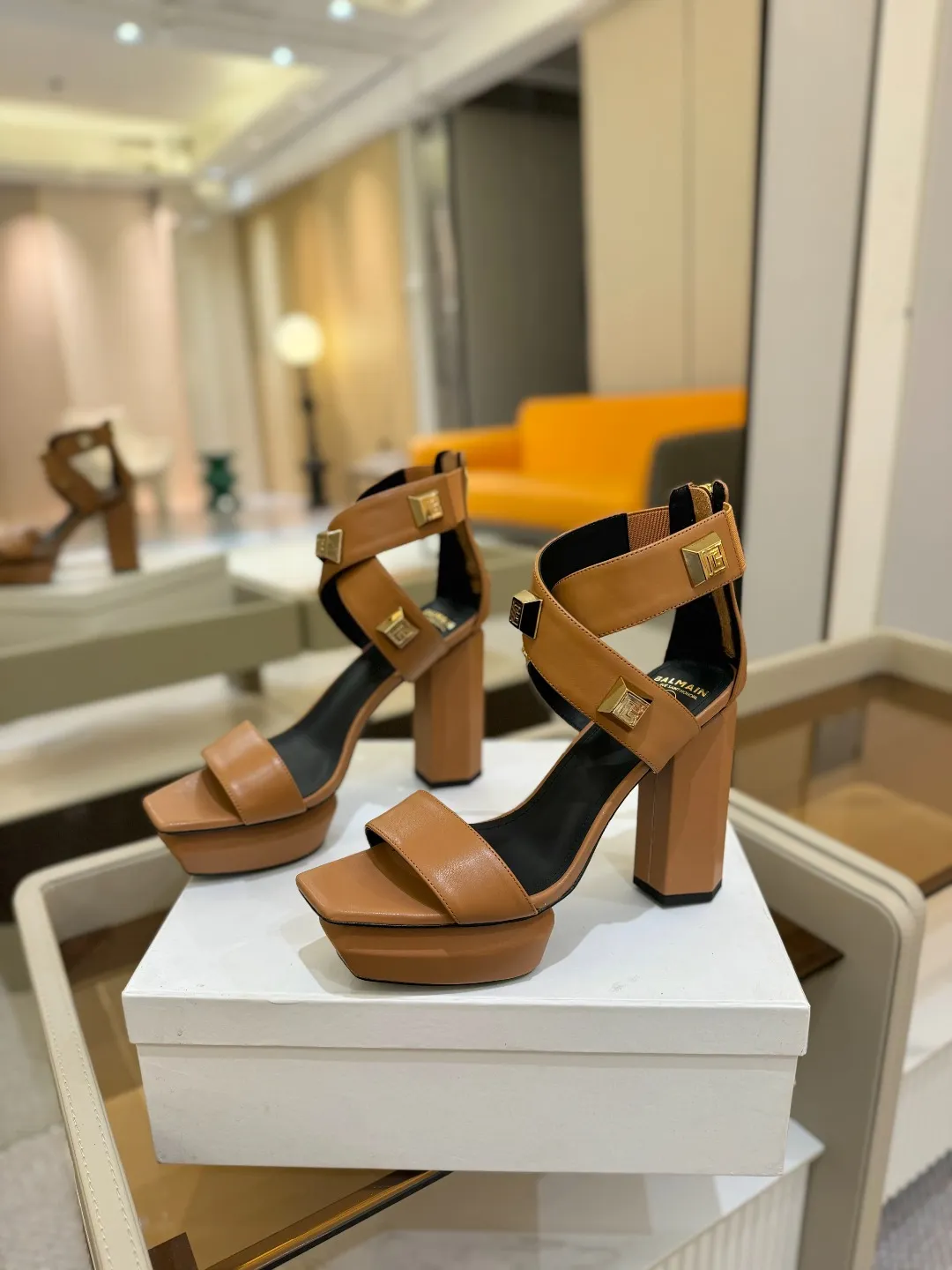 ピエールバルマン 茶色 ファッションハイヒールサンダル - 画像 (4)