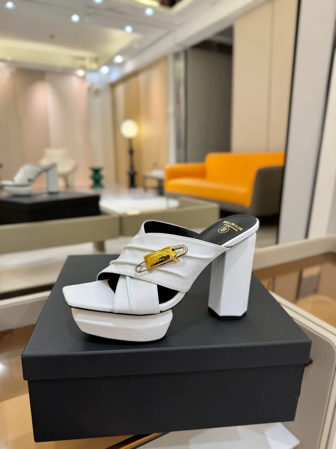 Balmain 2025 白防水プラットフォームハイヒールのスリッパファッション
