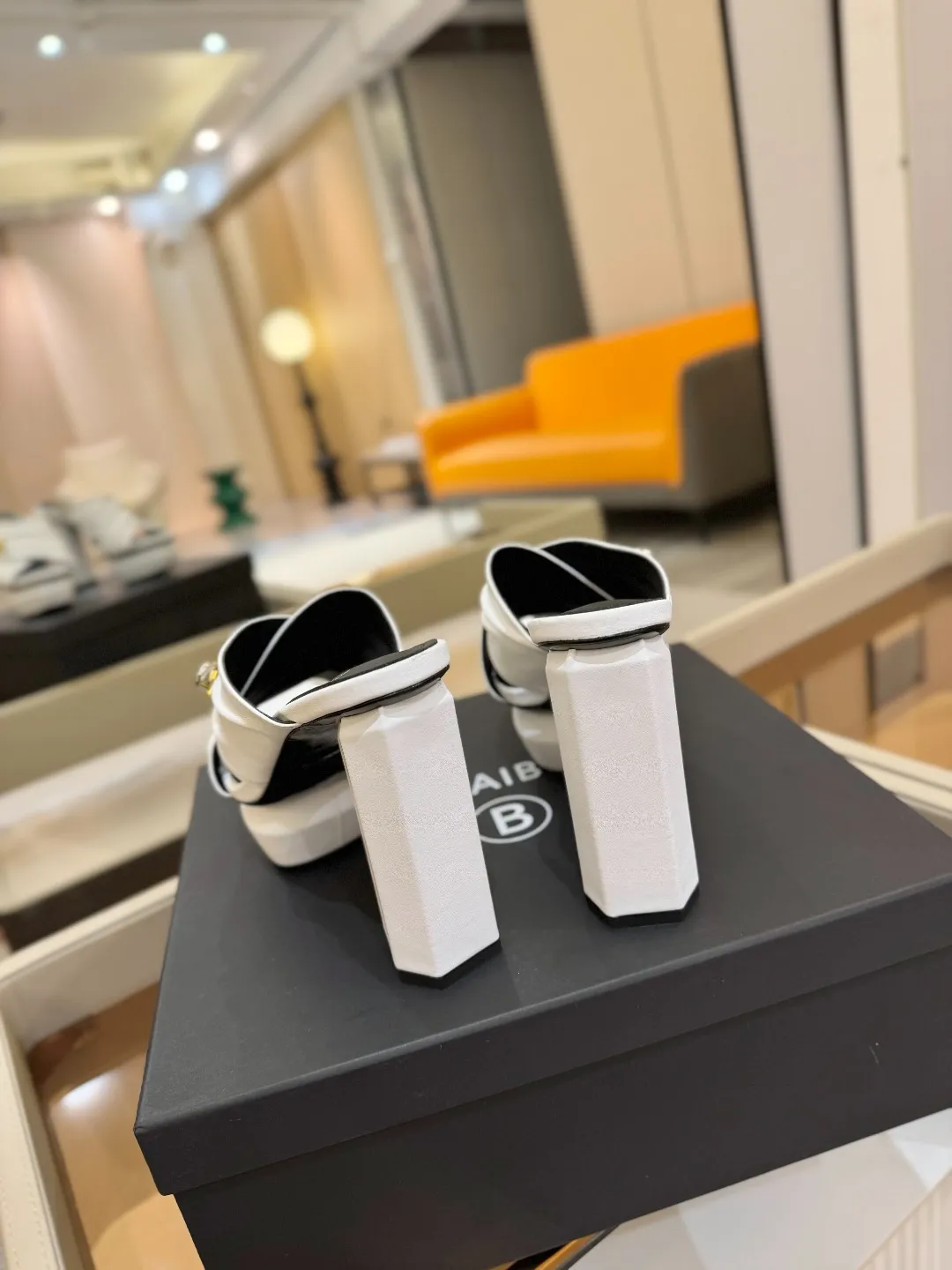 Balmain 2025 白防水プラットフォームハイヒールのスリッパファッション - 画像 (8)