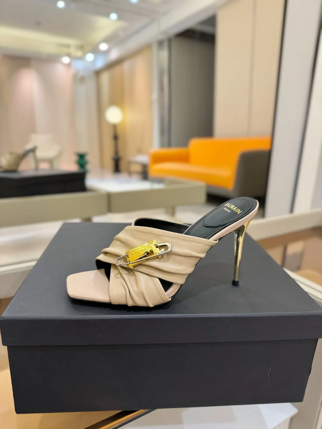 Balmain ベージュ ハイヒールのスリッパ ファッション