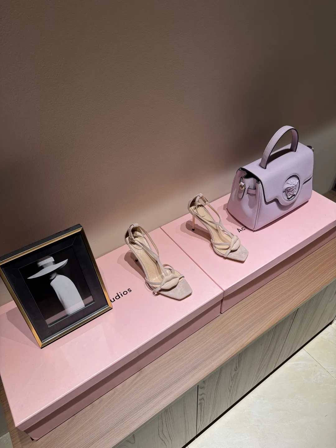 Balmainバレン2025春夏ニューアイテムベージュハイヒールのスクエアトゥサンダル - 画像 (3)