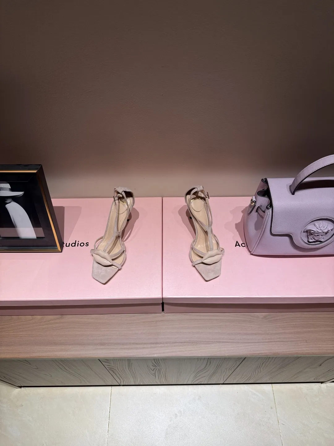 Balmainバレン2025春夏ニューアイテムベージュハイヒールのスクエアトゥサンダル - 画像 (5)