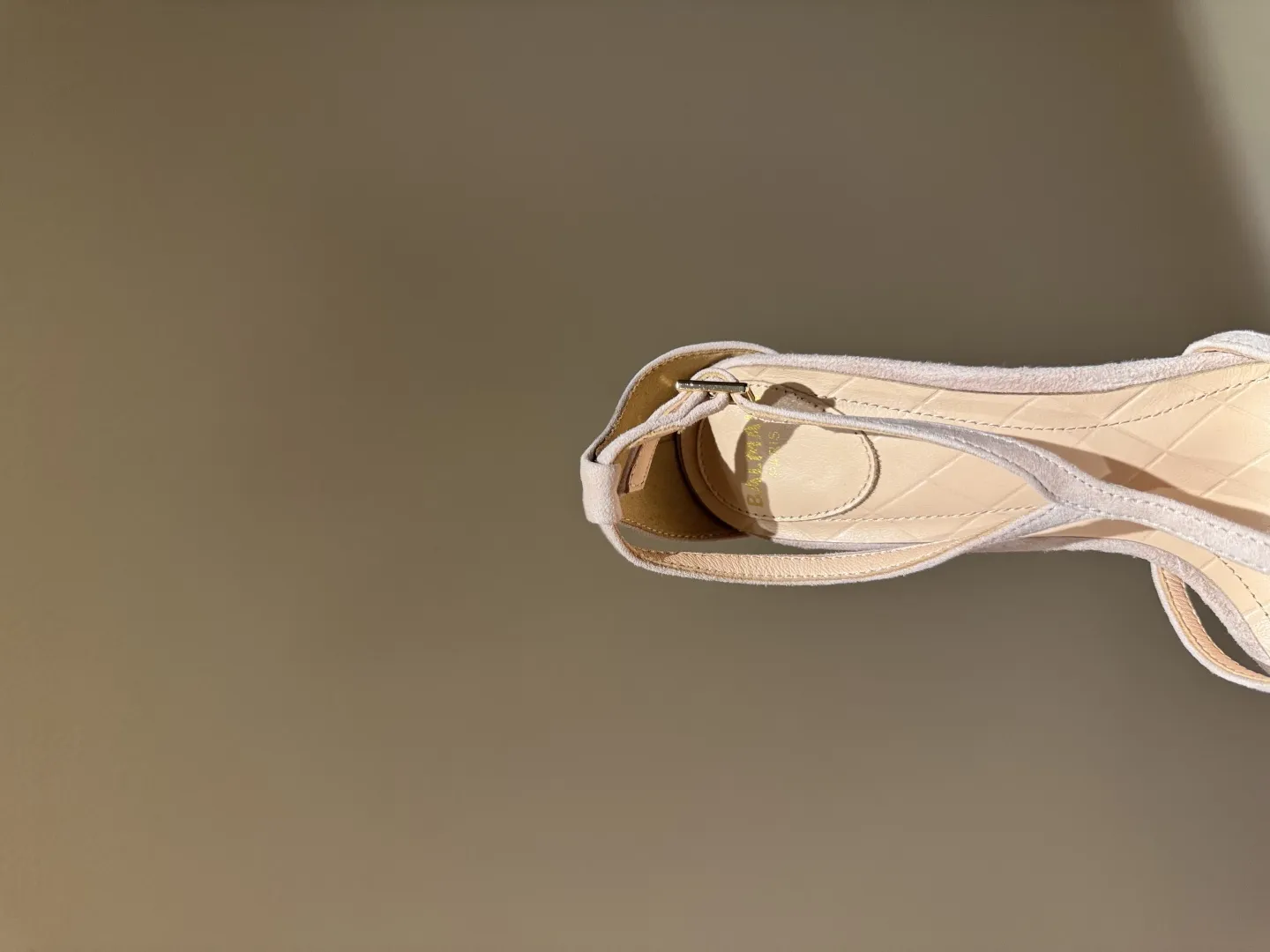 Balmainバレン2025春夏ニューアイテムベージュハイヒールのスクエアトゥサンダル - 画像 (7)