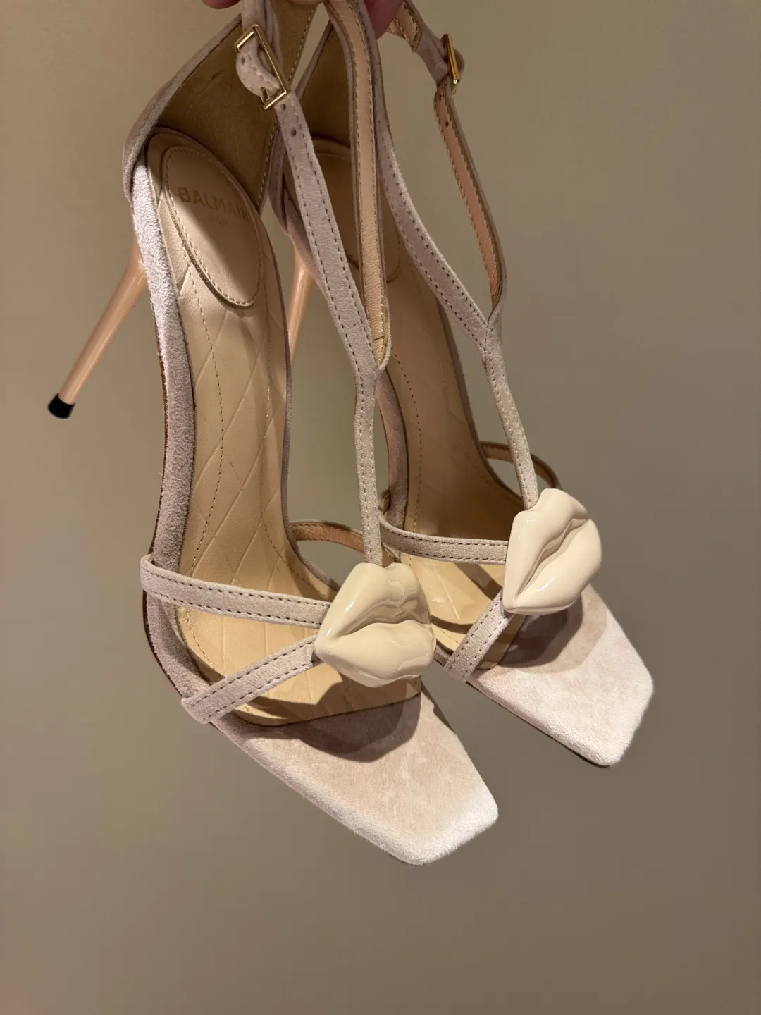 Balmainバレン2025春夏ニューアイテムベージュハイヒールのスクエアトゥサンダル - 画像 (10)