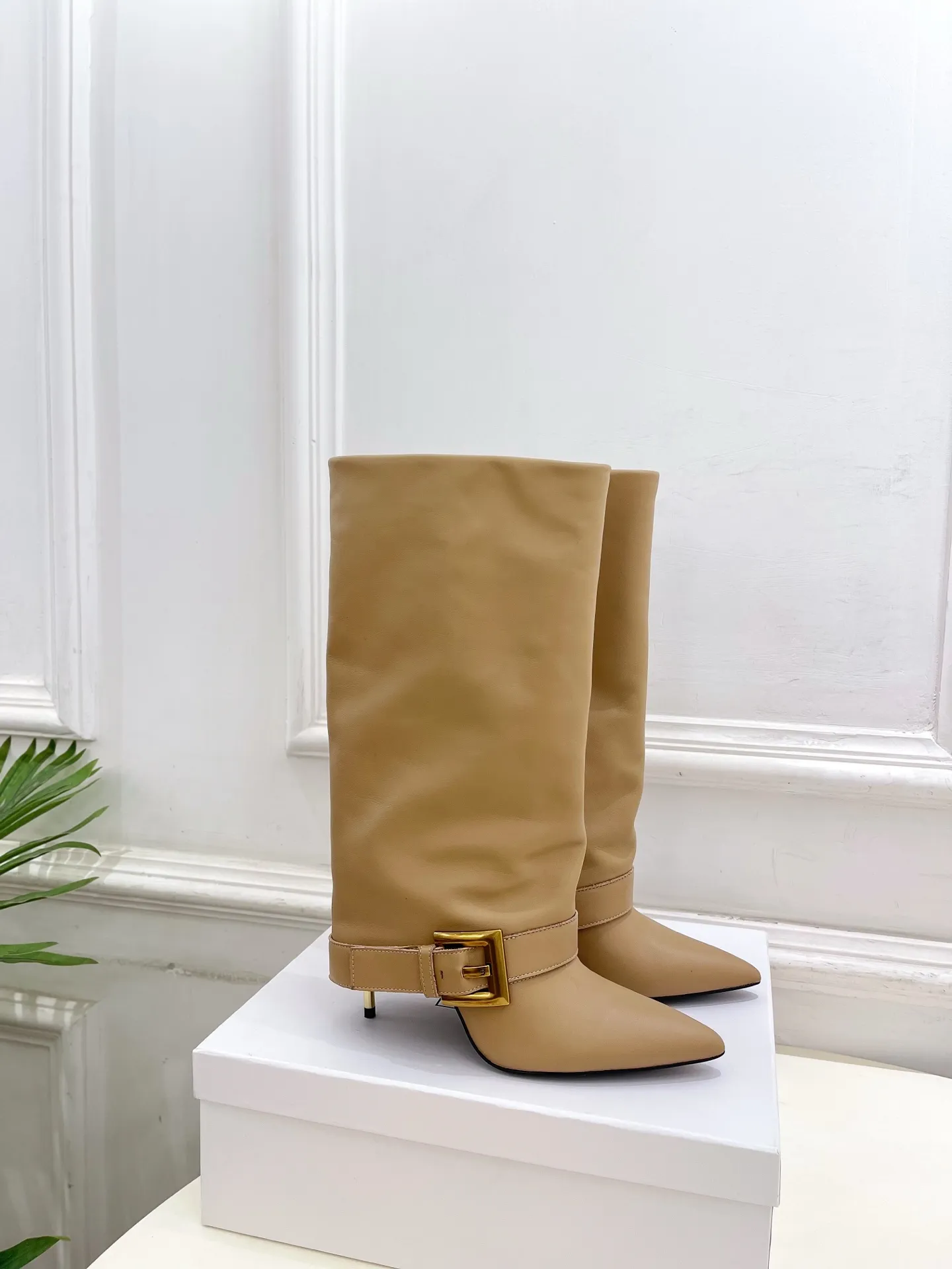 Balmainバーマン ベージュ 尖頭ブーツ 新作