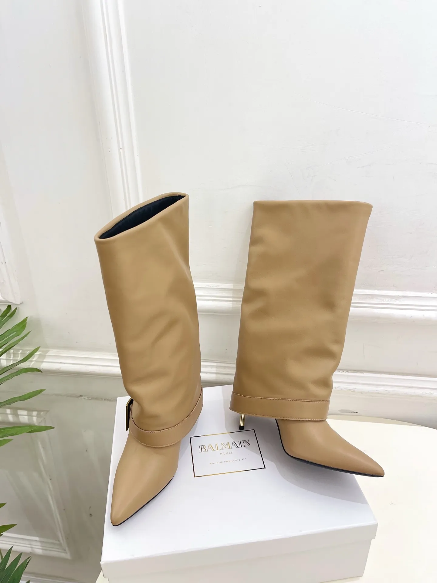 Balmainバーマン ベージュ 尖頭ブーツ 新作 - 画像 (5)