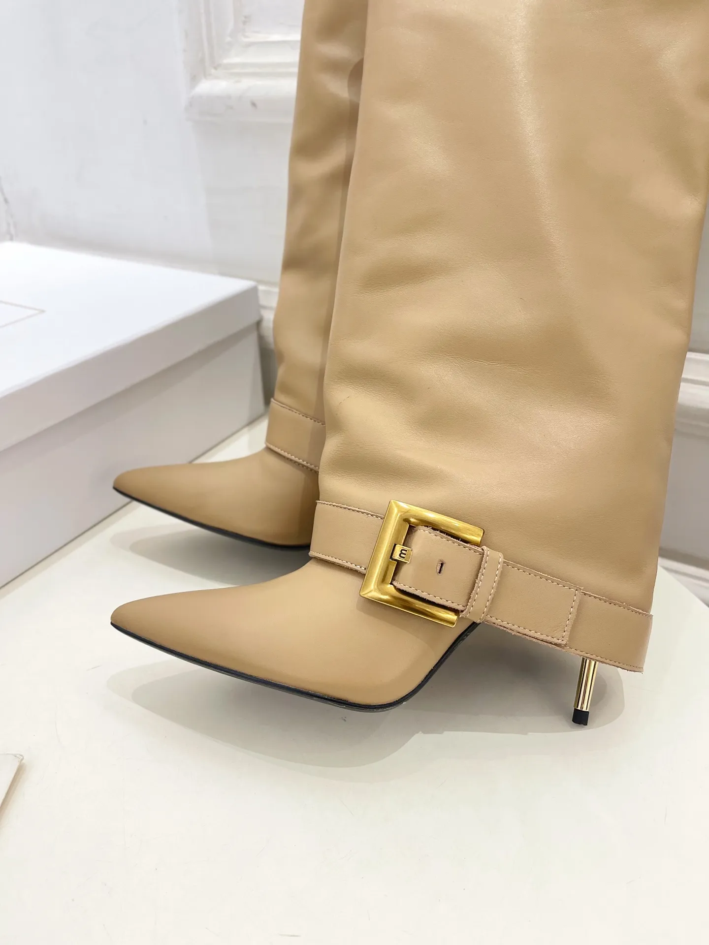 Balmainバーマン ベージュ 尖頭ブーツ 新作 - 画像 (9)