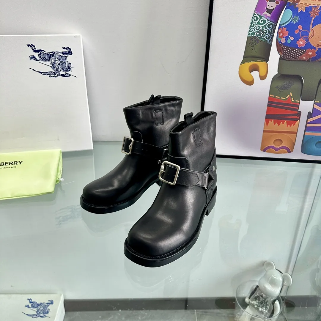 バーバリーブラックアンクルブーツ新作