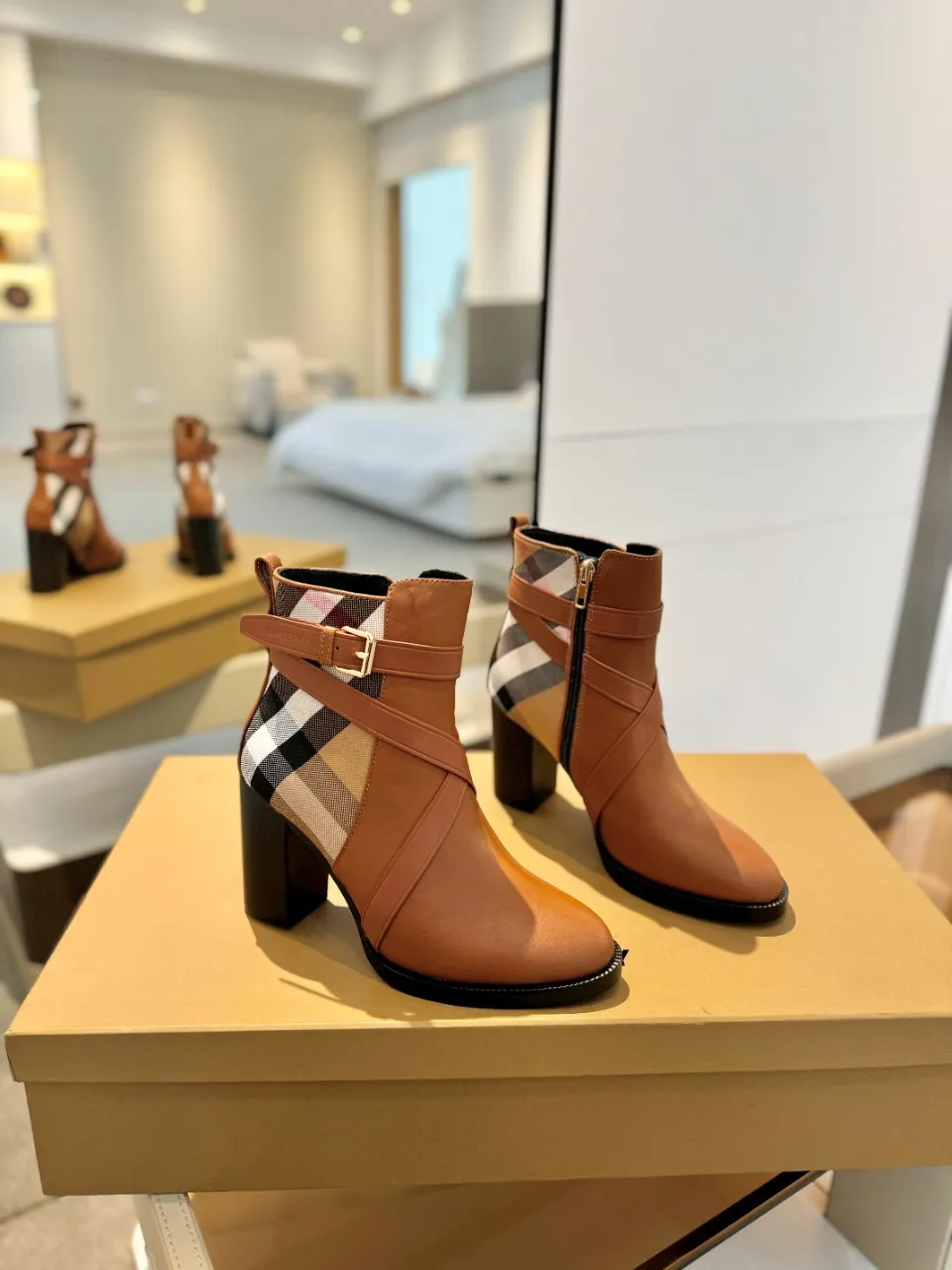 Burberry 2023新作クラシック格子柄ブーツ - 画像 (3)