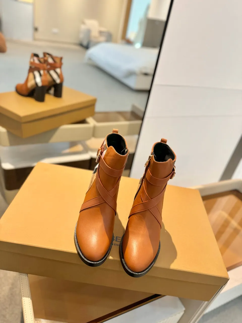 Burberry 2023新作クラシック格子柄ブーツ - 画像 (4)