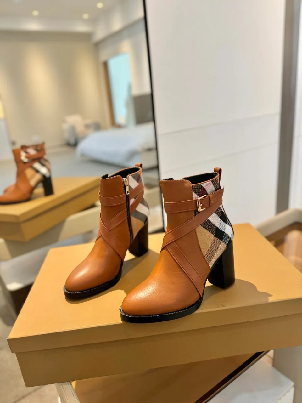 Burberry 2023新作クラシック格子柄ブーツ - 画像 (5)