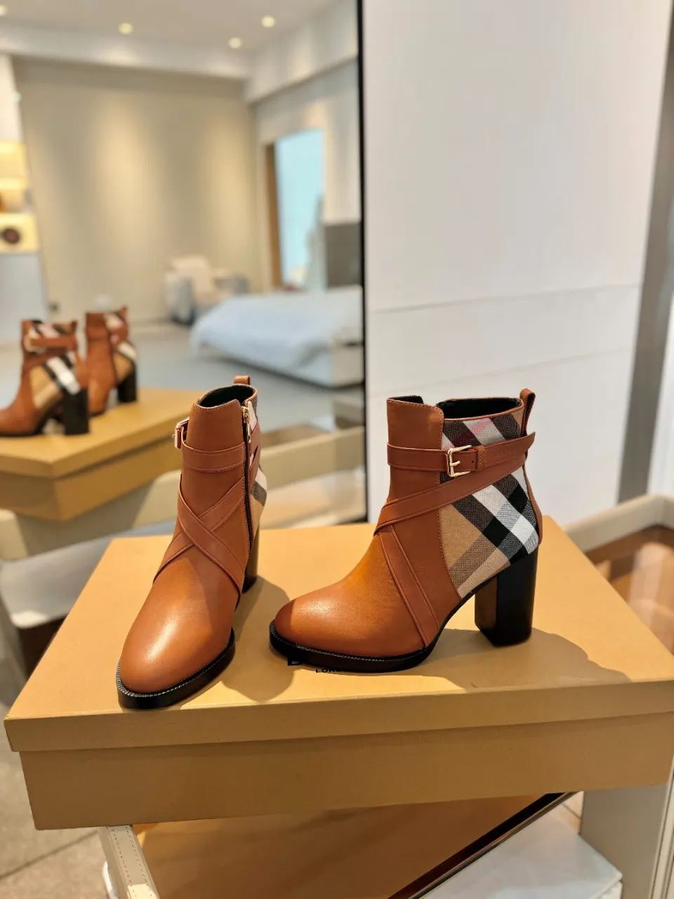 Burberry 2023新作クラシック格子柄ブーツ - 画像 (6)