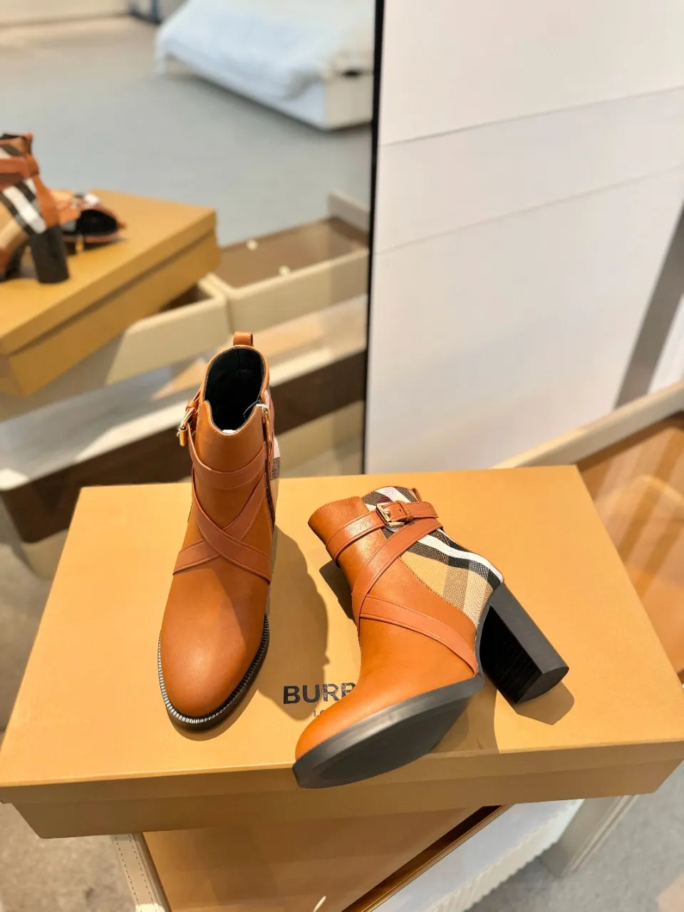 Burberry 2023新作クラシック格子柄ブーツ - 画像 (7)