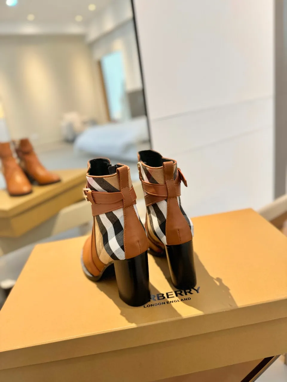 Burberry 2023新作クラシック格子柄ブーツ - 画像 (8)