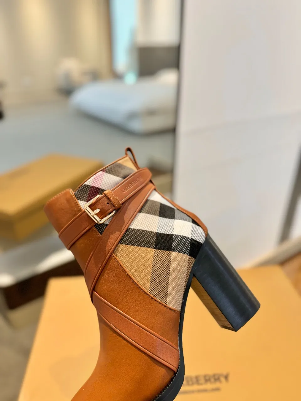 Burberry 2023新作クラシック格子柄ブーツ - 画像 (9)