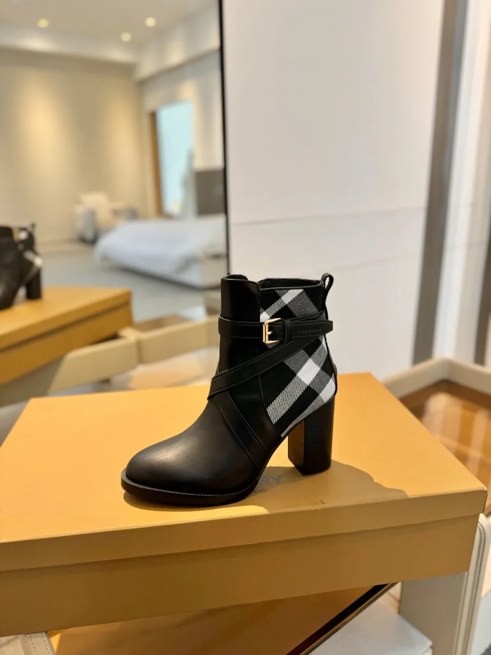 Burberry ブラック格子柄アンクルブーツ新作