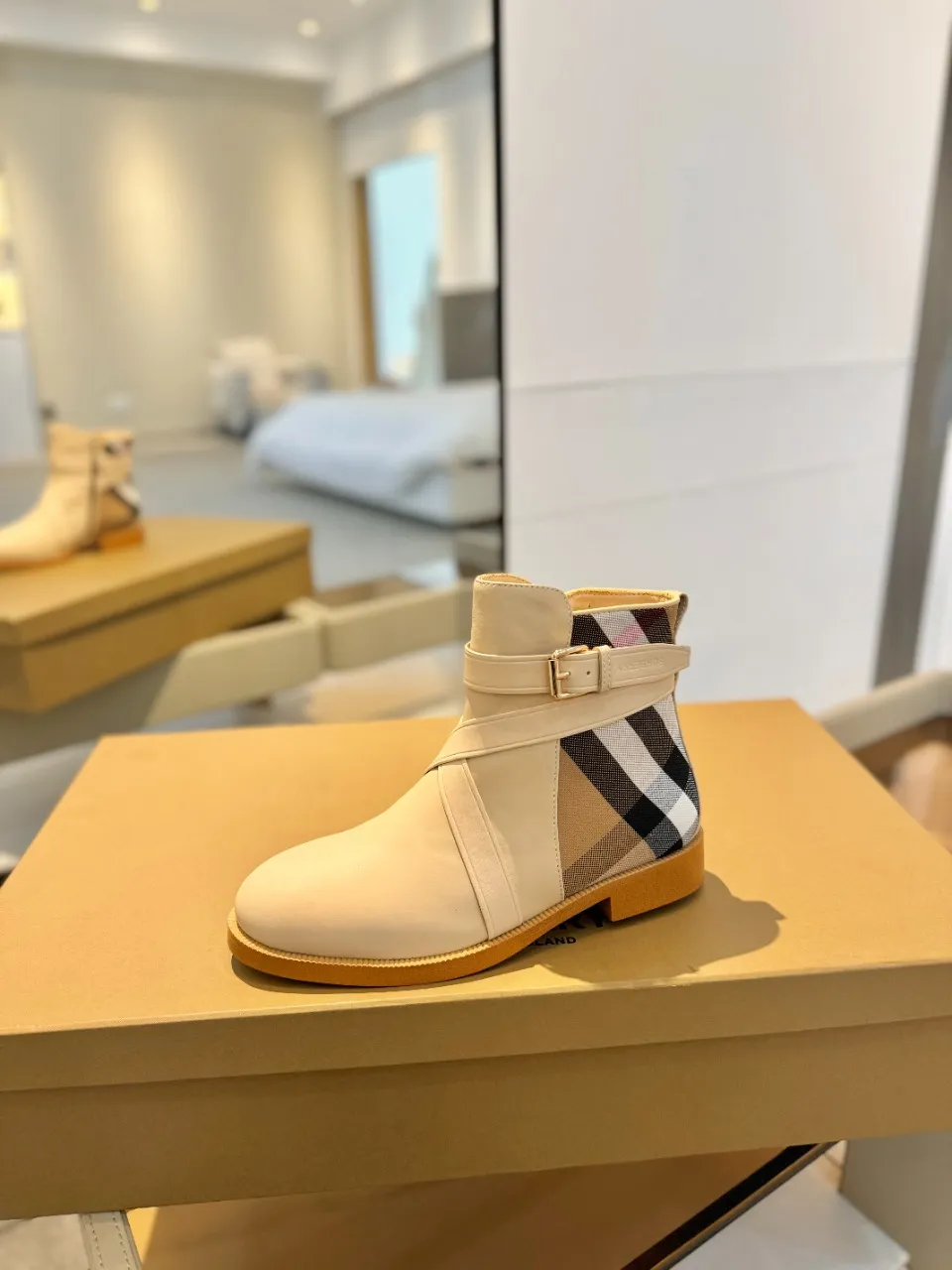 Burberry 2023新作ベージュアンクルブーツ