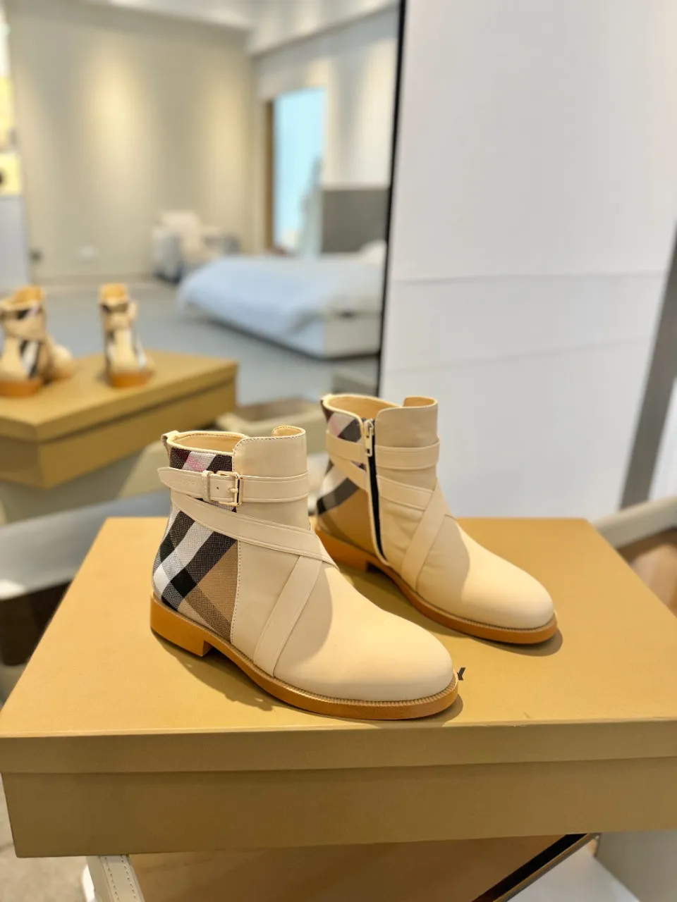 Burberry 2023新作ベージュアンクルブーツ - 画像 (3)