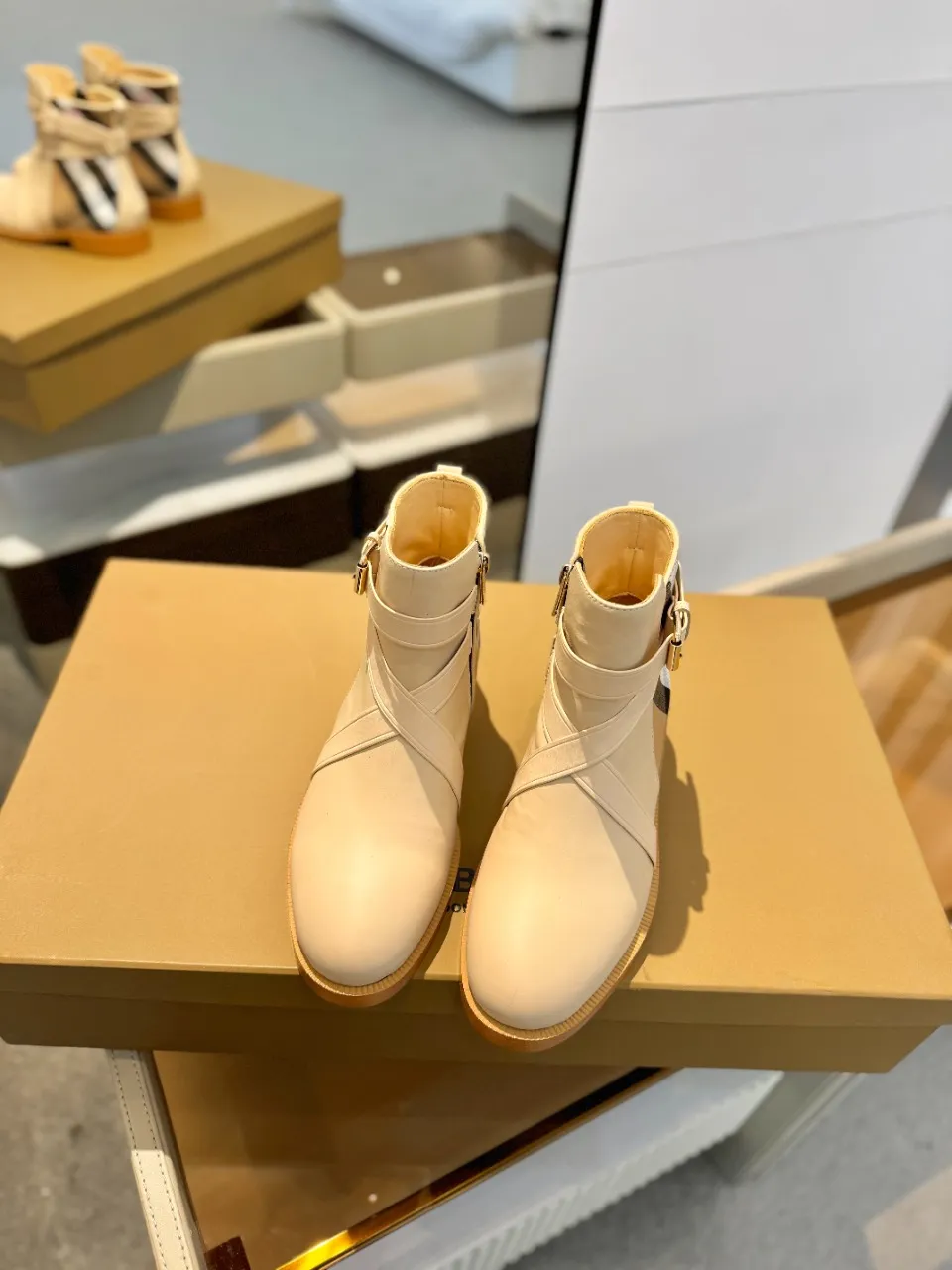 Burberry 2023新作ベージュアンクルブーツ - 画像 (4)
