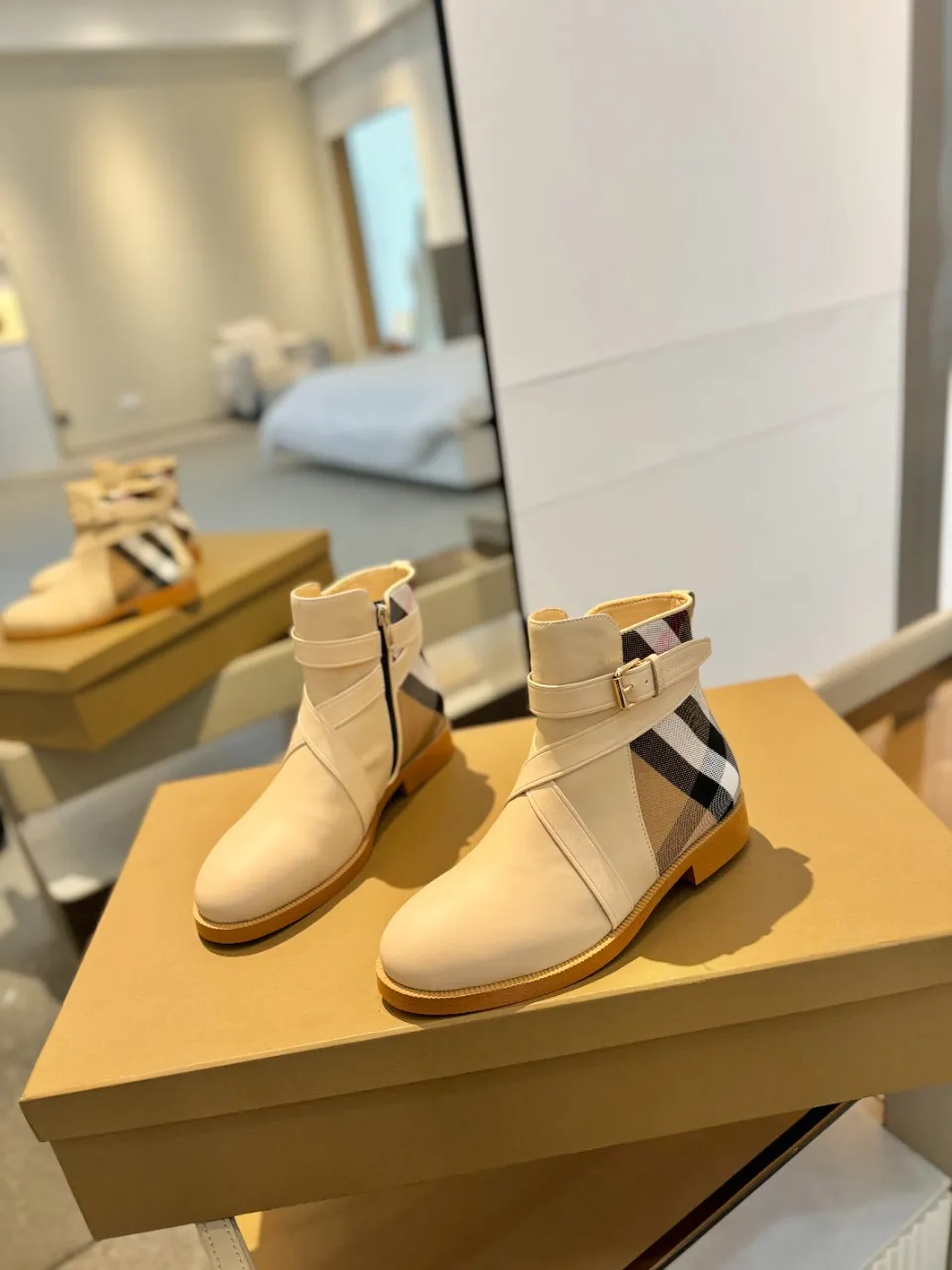 Burberry 2023新作ベージュアンクルブーツ - 画像 (5)