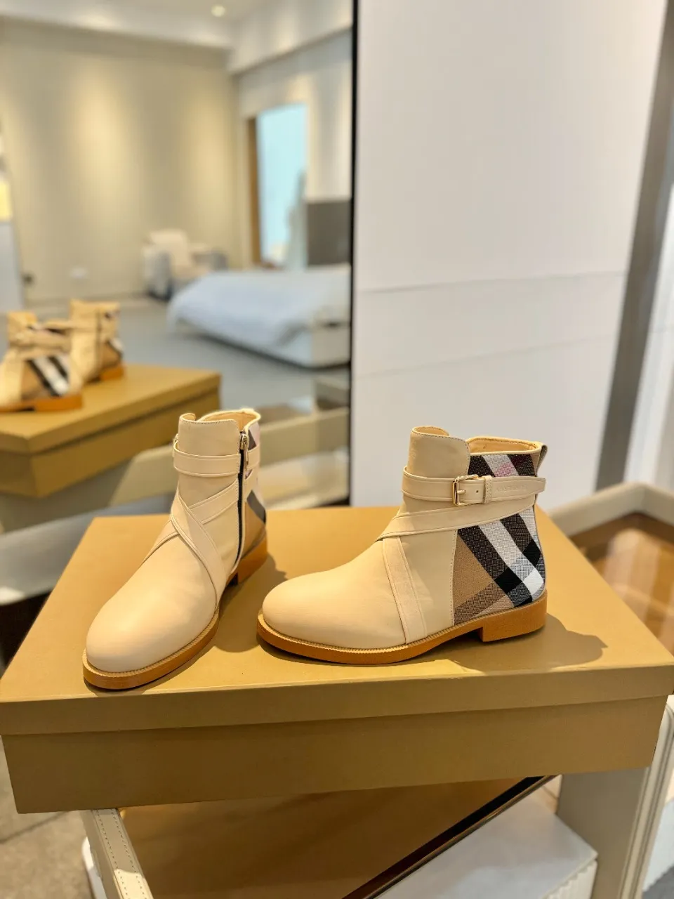 Burberry 2023新作ベージュアンクルブーツ - 画像 (6)