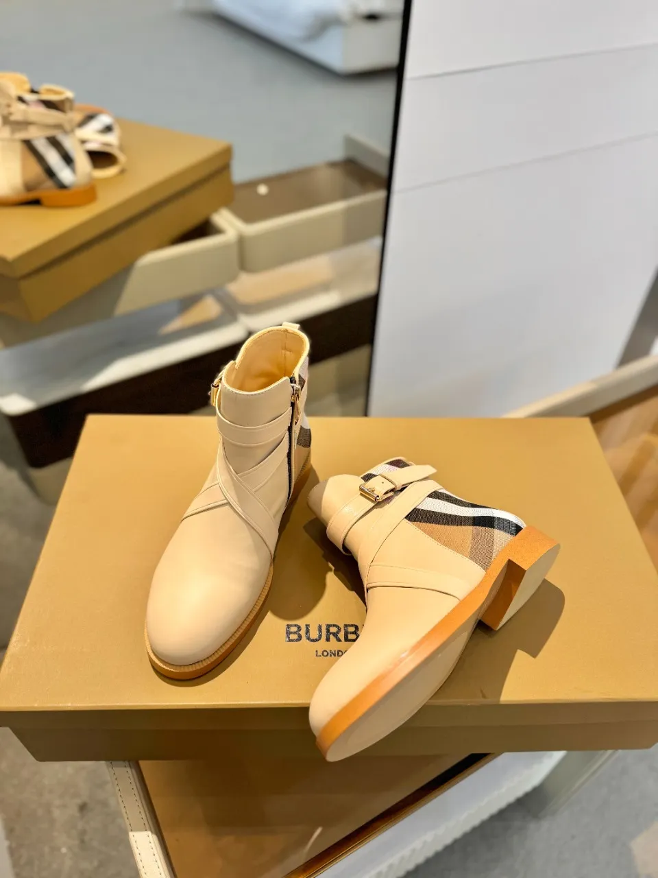 Burberry 2023新作ベージュアンクルブーツ - 画像 (7)