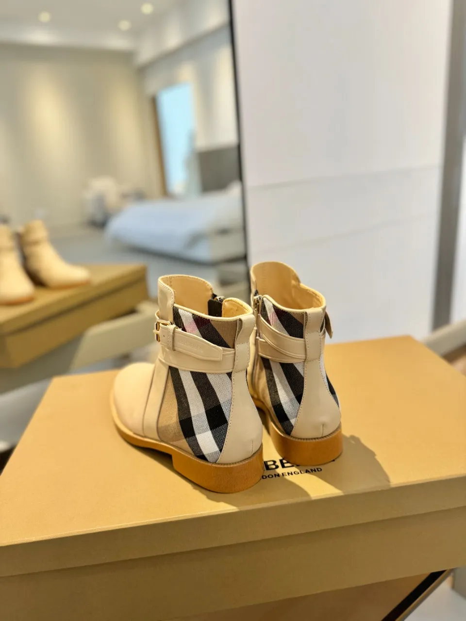 Burberry 2023新作ベージュアンクルブーツ - 画像 (8)