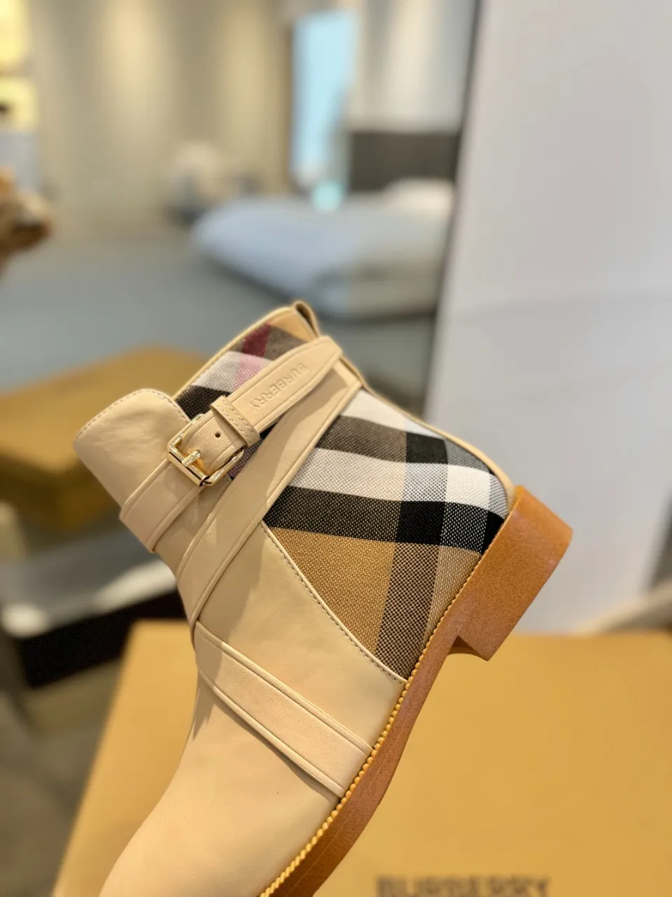 Burberry 2023新作ベージュアンクルブーツ - 画像 (9)