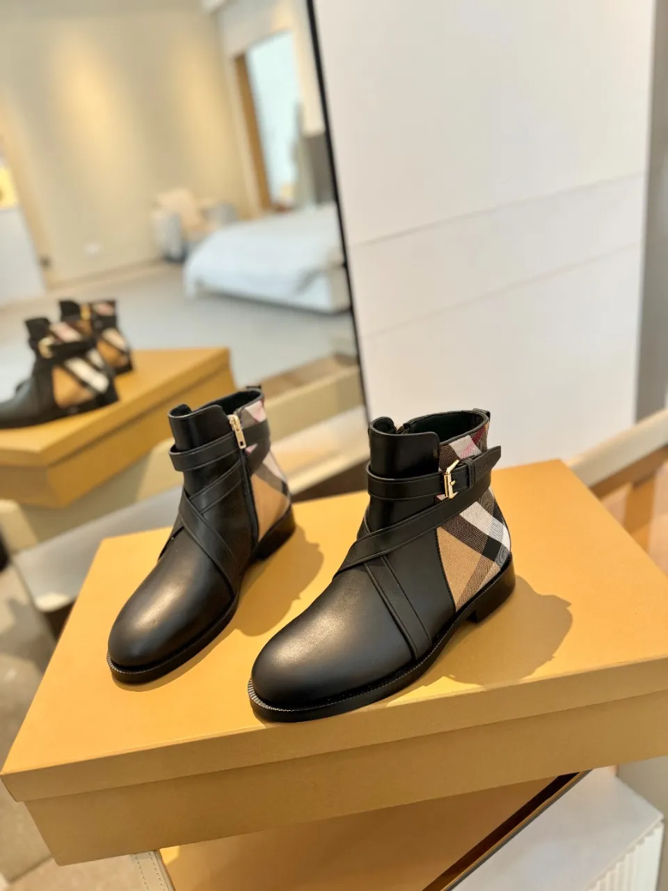 Burberry ブラック格子柄アンクルブーツ新作 - 画像 (3)