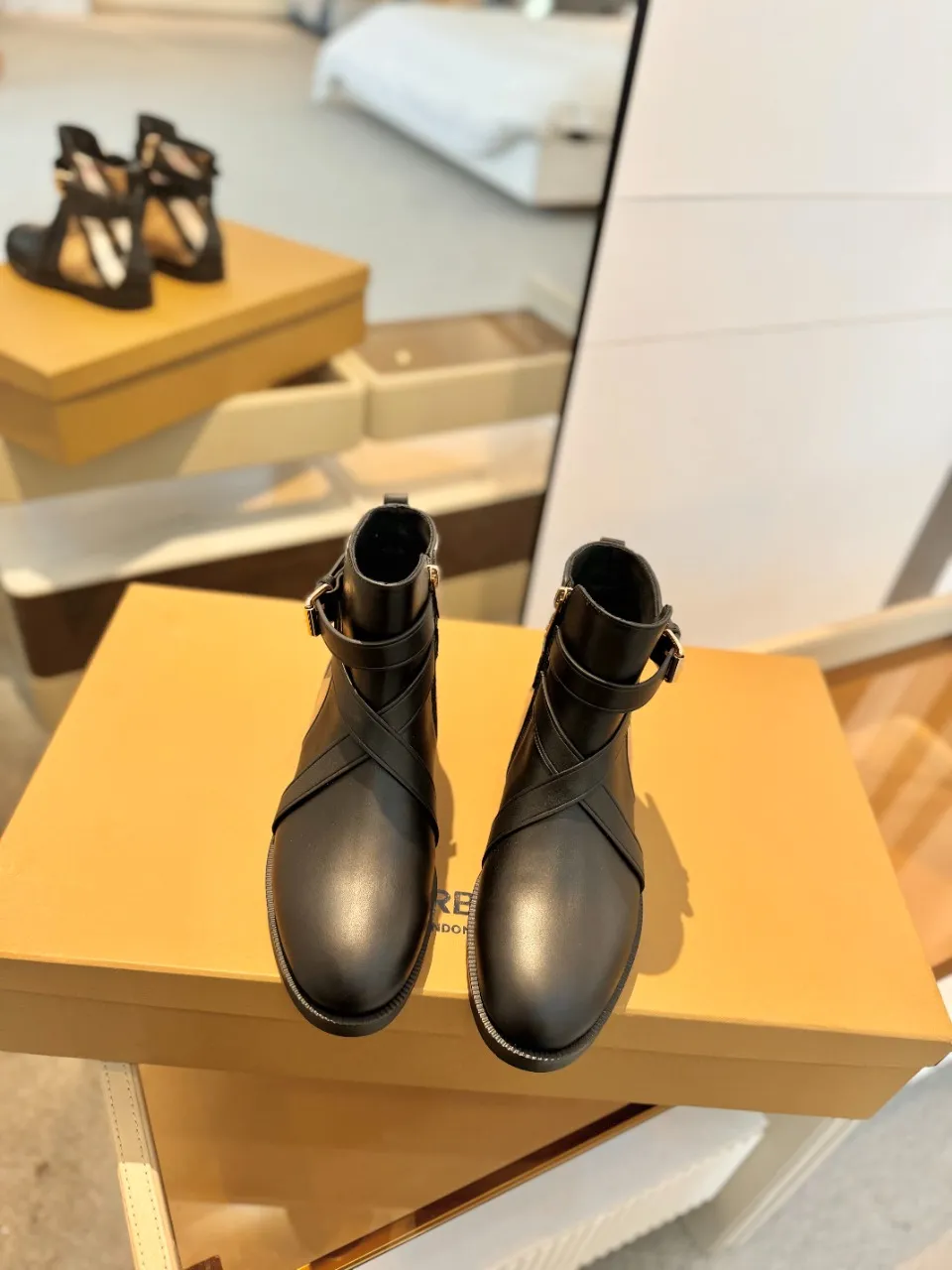 Burberry ブラック格子柄アンクルブーツ新作 - 画像 (4)