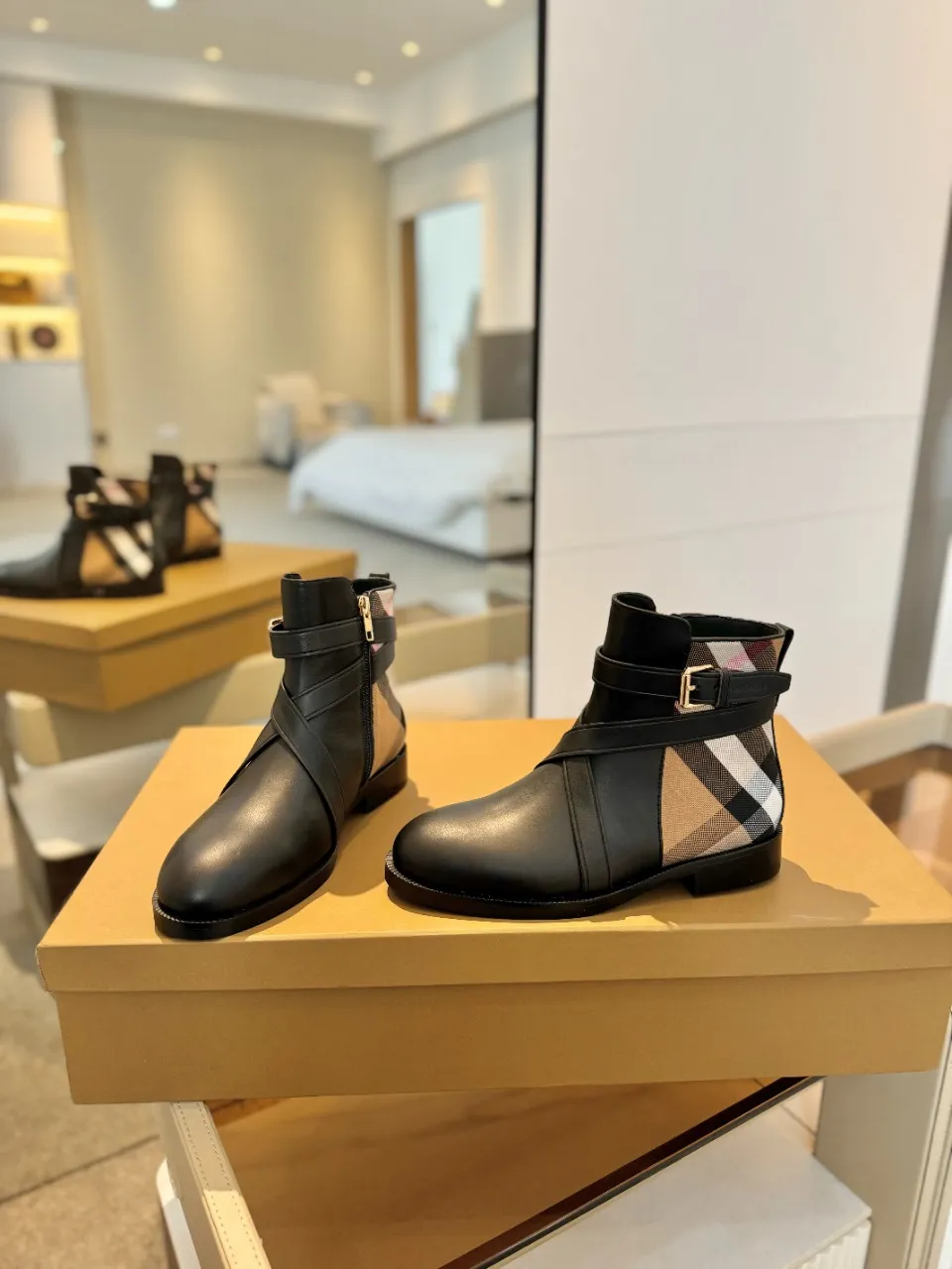 Burberry ブラック格子柄アンクルブーツ新作 - 画像 (5)