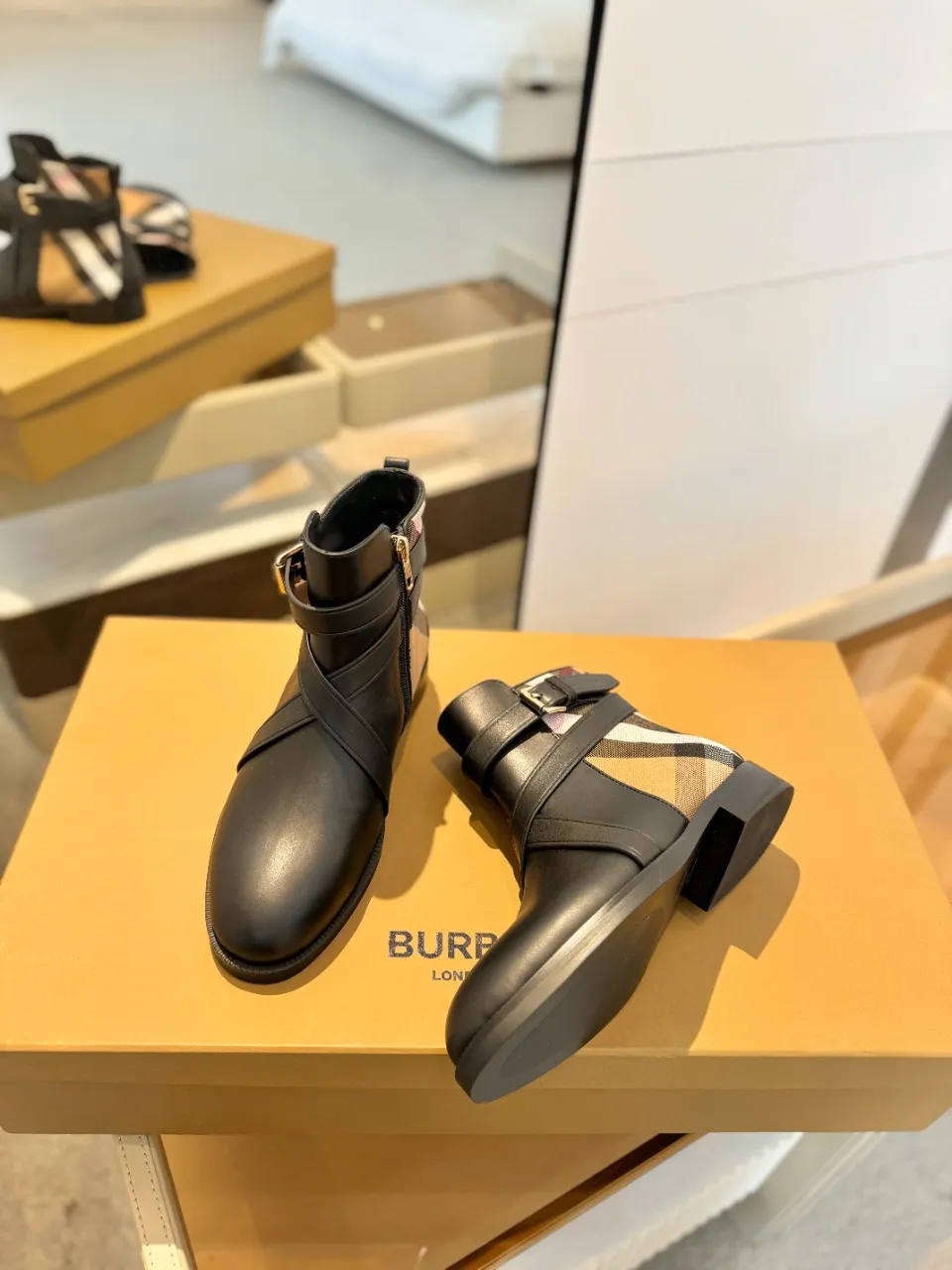 Burberry ブラック格子柄アンクルブーツ新作 - 画像 (6)